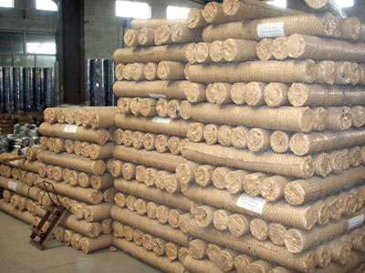 There are many hexagonal mesh rolls packed with kraft paper plus label plus hexagonal mesh.