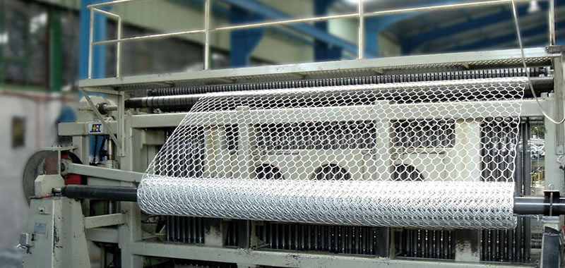 Hexagonal wire mesh machine is producing galvanized hexagonal wire mesh.