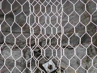Two layer of hexagonal wire mesh is jointed together by steel wire and anchor.