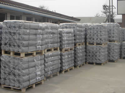 Hexagonal wire mesh is packaged on the pallets. Each pallet contains 25 rolls of chicken wire mesh.