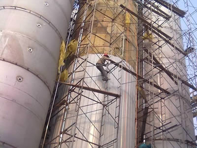 Most of the vessel has finished metal jacket wrapping, only remains a top corner shows rock wool appearance.