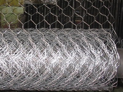 Machine is manufacturing no selvedge wire normal twist galvanized hexagonal wire mesh.