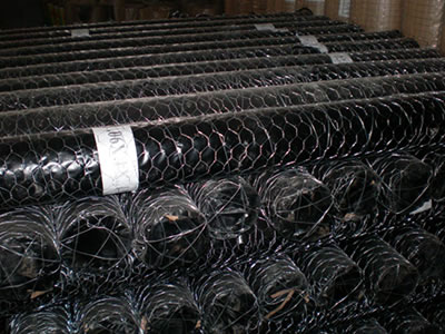 There are many hexagonal mesh rolls packed with black plastic plus label plus hexagonal mesh.