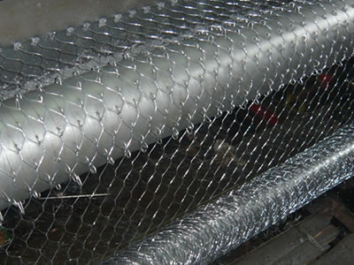 Machine is producing stainless steel hexagonal wire mesh.