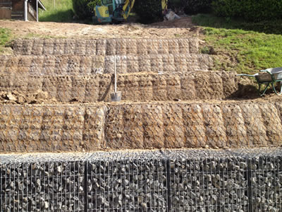 The bottom of the slope is welded gabion basket, the upper four layers are hexagonal gabion with fiber blanket.